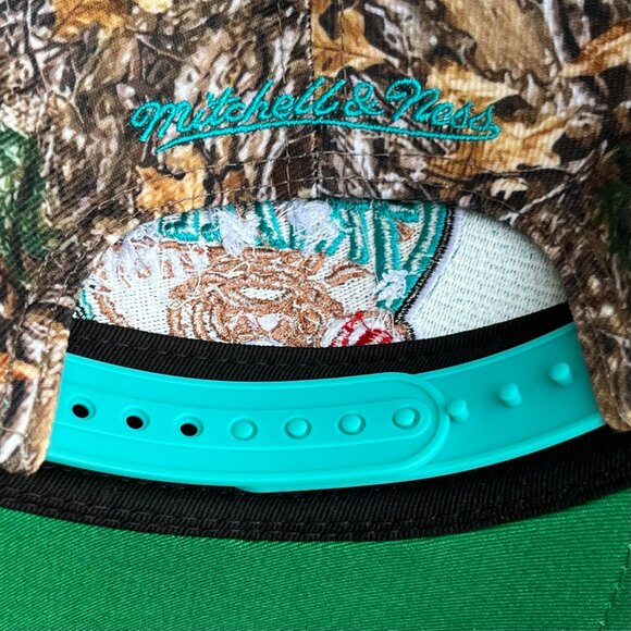 MITCHELL & NESS VANCOUVER GRIZZLIES CAMO SHARK TOOTH SNAPBACK HAT NEW - Picture 4 of 4